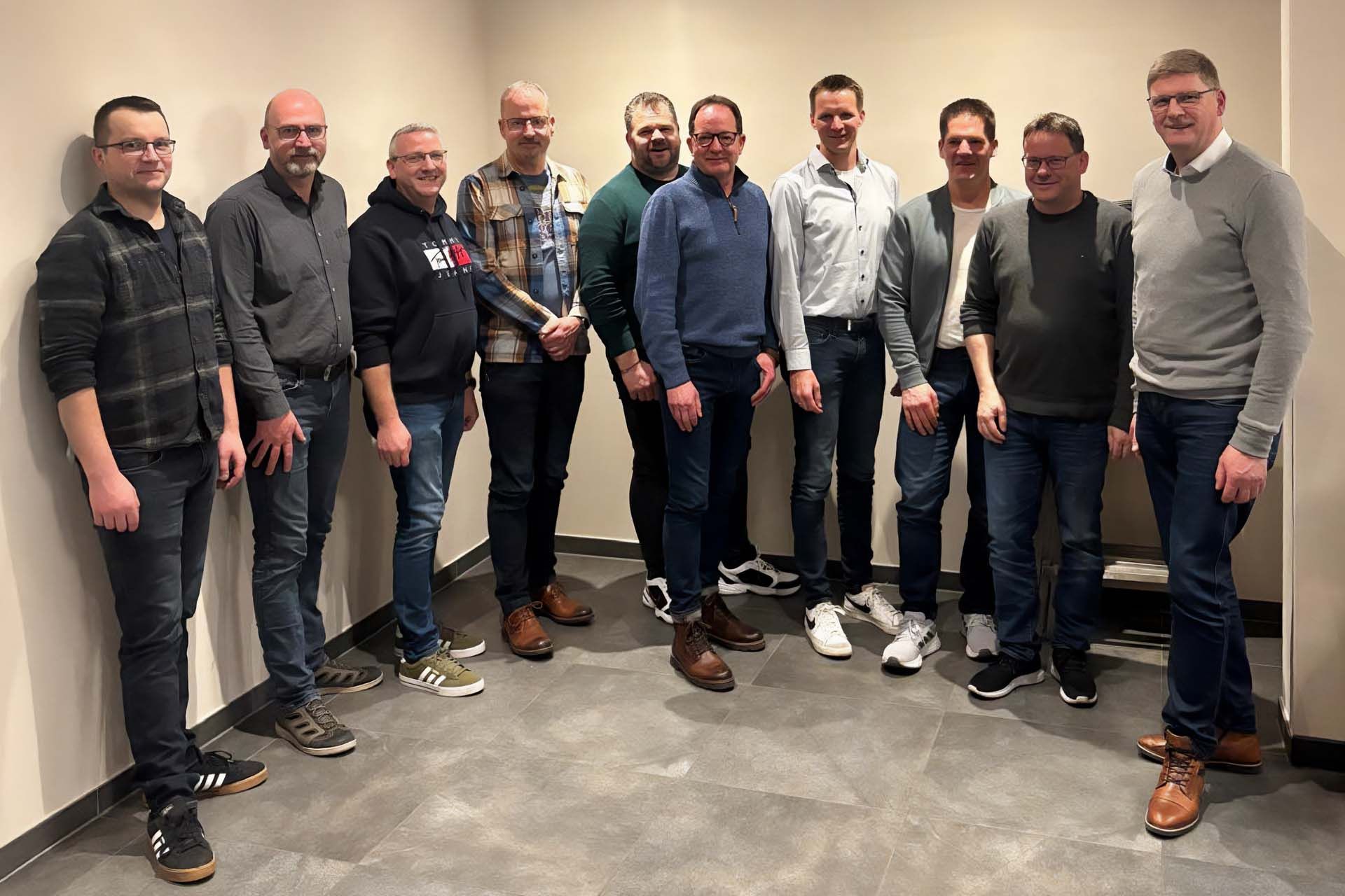 Vorstandsfoto 2025: Timo Trimpe, Uli Bentlage, Stefan Hilgefort, Gerd Tholen, Gerd Schultalbers, Dieter Tholen, Jörg Schulte, Florian Schnieders, Klaus Specken, Ansgar Fischer. Es fehlen: Vanessa Bleicker, Gerd Robben